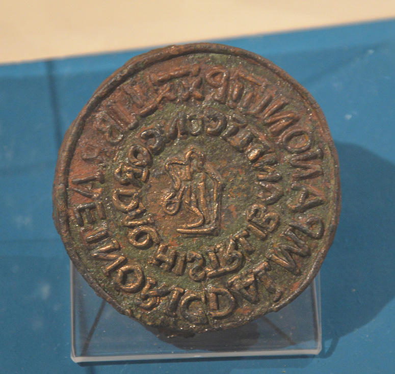 Skattestämpel i brons. Från ca första eller andra århundradet e. Kr. Fyndet kommer från Aquincums civilsamhälle.