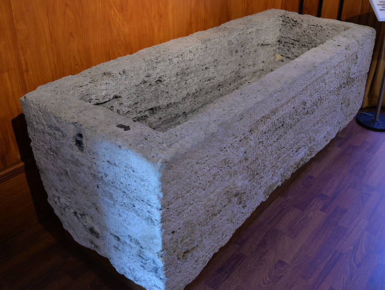 Sarkofag som Titus Aelius Iustus lät göra åt sin hustru Aelia Sabina, som avled 25 år gammal. Sarkofagen hittades i norra delen av militärområdet i Aquincum.