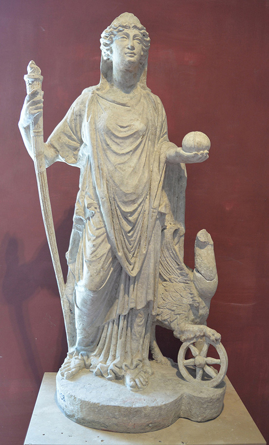 Staty i kalksten av gudinnan Nemesis. Statyn hittades i Aquincums ruiner och är daterad till ca 100- eller 200-talet e.Kr.