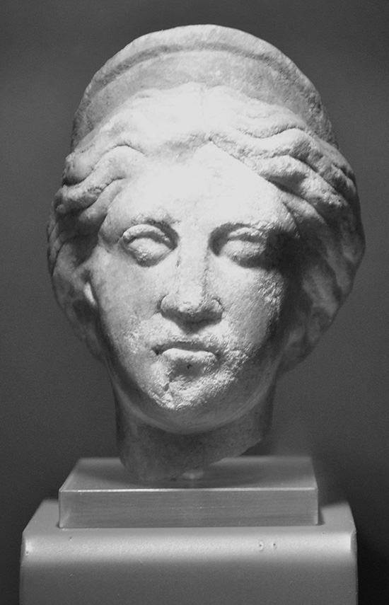 Gudinnan Juno i marmor. Huvudet har förmodligen suttit på en staty som funnits i militärstaden i Aquincum. Den är daterad till 200-talet e.Kr.